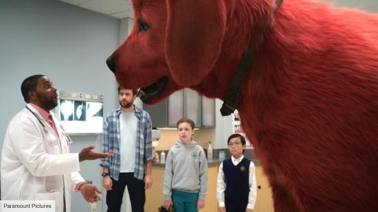 Veliki rdeči pes Clifford je postavil velik rdeči rekord pretakanja za Paramount Plus