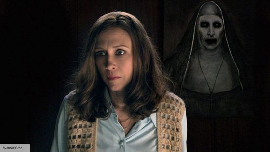 Erscheinungsdatum von The Conjuring 4: Lorraine Warren steht vor einem Gemälde von The Nun