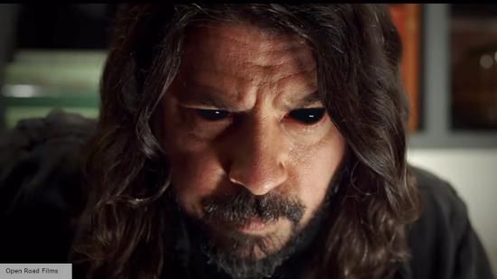 Foo Fighters og Dave Grohl kjemper mot demoner i traileren for ny skrekkkomedie Studio 666