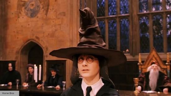 Harry Potter trägt den sprechenden Hut in Hogwarts