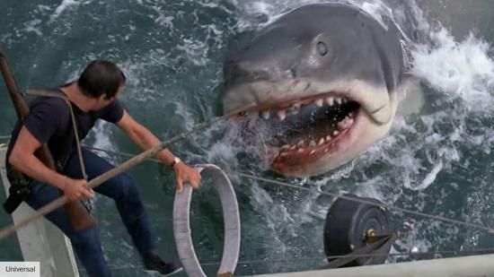 George Lucas หัวของเขาติดอยู่ในเครื่องฉลามกลที่ใช้ใน Jaws