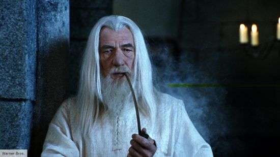 Prstene moci: Čo sú Valar: Gandalf Biely v Minas Tirith fajčí fajku