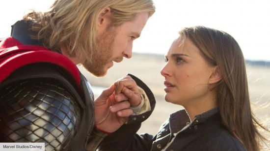 Thor romanseerib Jane'i uutel Love and Thunderi komplektifotodel