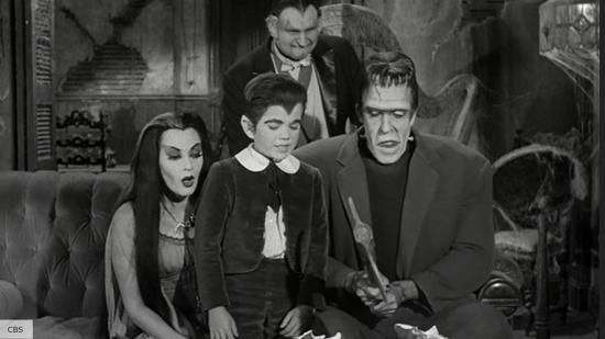 црно-бела слика породице чудовишта која гледа доле у ​​сто